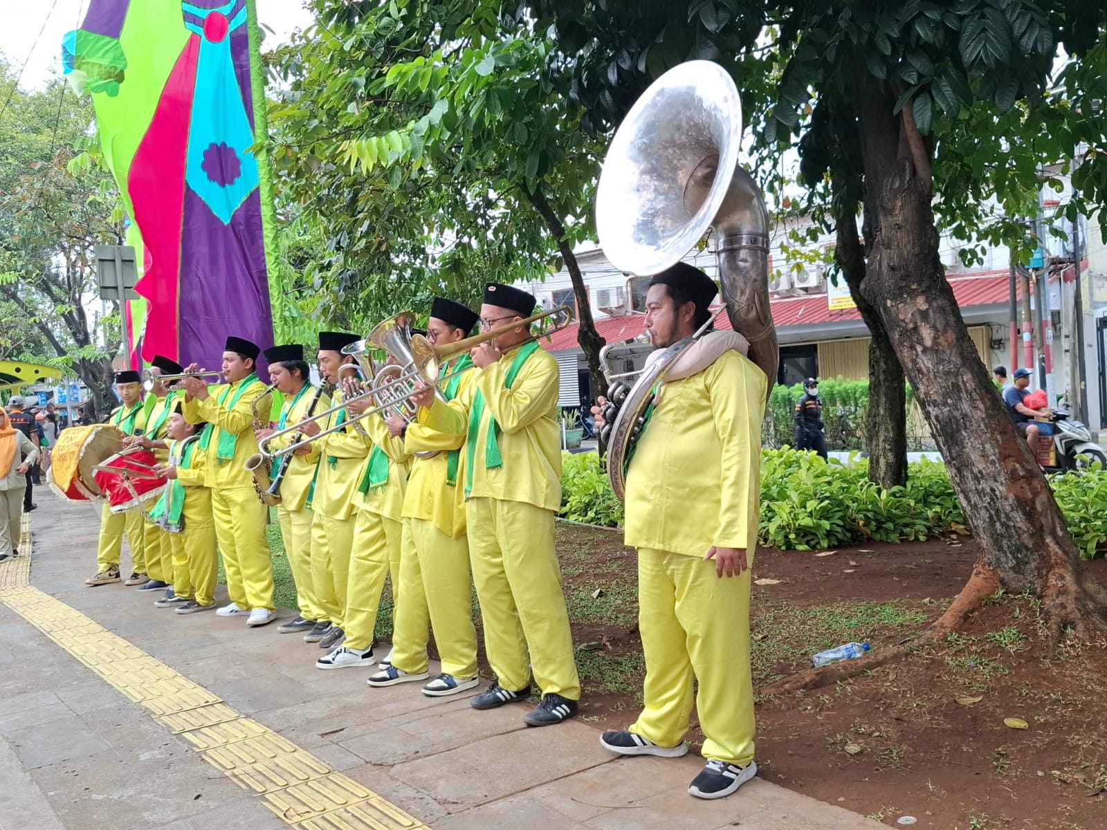 Grup musiik tanjidor catrawarta Musik tanjidor selama ini identik dengan budaya betawi Namun jika ditelusuri dari sejarahnya kesenian musik ini memiliki akar kuat dari tradisi portugis
